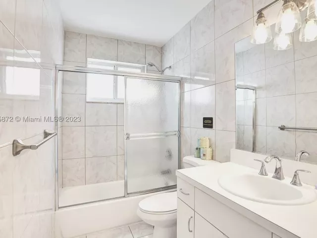 5-bedroom home for rent in Hollywood - 1018 Adams St - MondialRealty