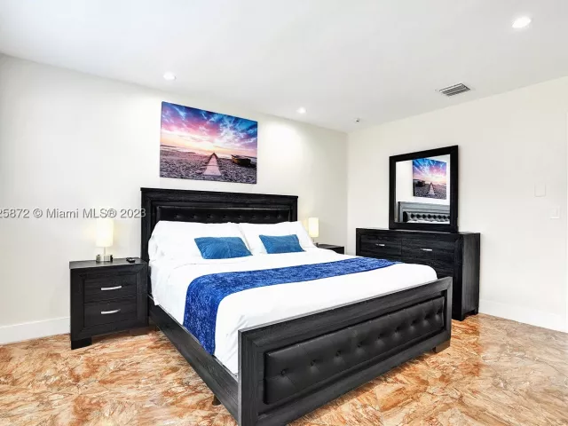5-bedroom home for rent in Hollywood - 1018 Adams St - MondialRealty