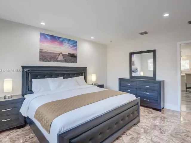 5-bedroom home for rent in Hollywood - 1018 Adams St - MondialRealty