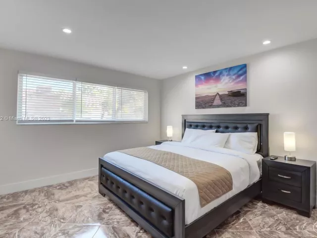 5-bedroom home for rent in Hollywood - 1018 Adams St - MondialRealty