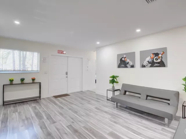 5-bedroom home for rent in Hollywood - 1018 Adams St - MondialRealty