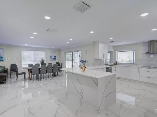 5-bedroom home for rent in Hollywood - 1109 Hollywood Blvd - MondialRealty