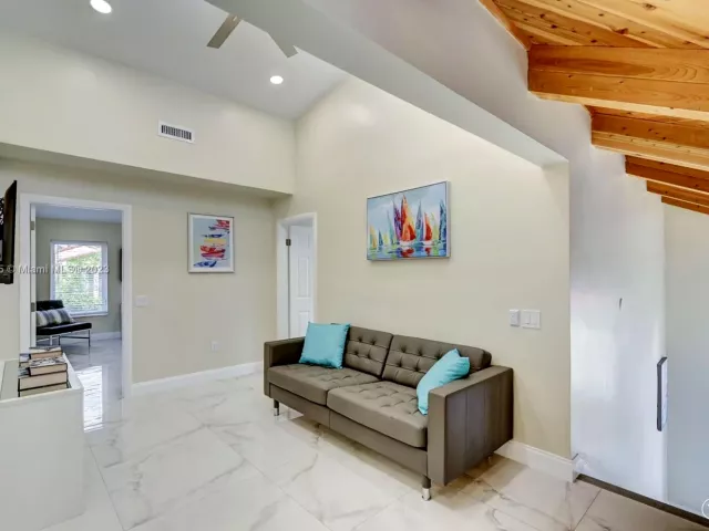 5-bedroom home for rent in Hollywood - 1109 Hollywood Blvd - MondialRealty