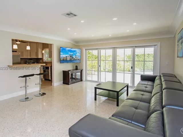 6-bedroom home for rent in Hollywood - 809 S 17th Ave - MondialRealty