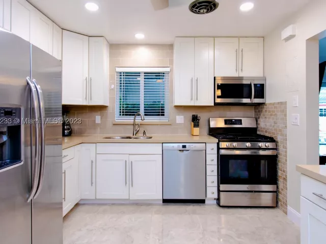 6-bedroom home for rent in Hollywood - 809 S 17th Ave - MondialRealty