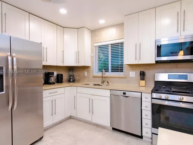 6-bedroom home for rent in Hollywood - 809 S 17th Ave - MondialRealty