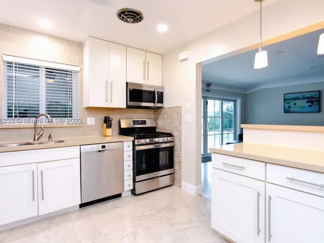 6-bedroom home for rent in Hollywood - 809 S 17th Ave - MondialRealty