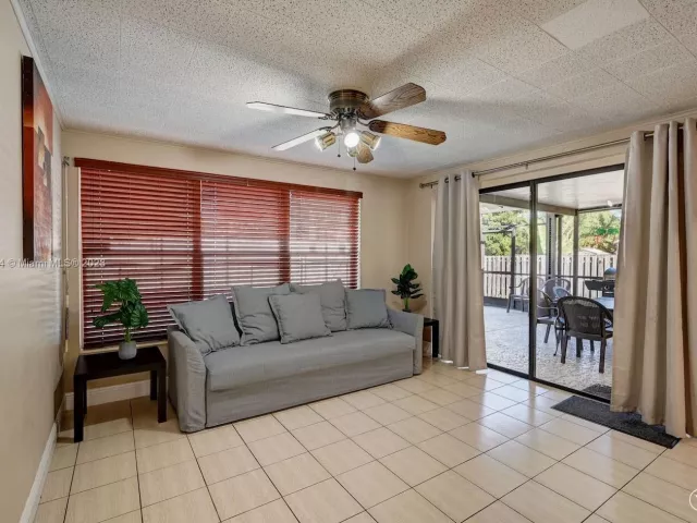 5-bedroom home for rent in Hollywood - 947 Washington St - MondialRealty