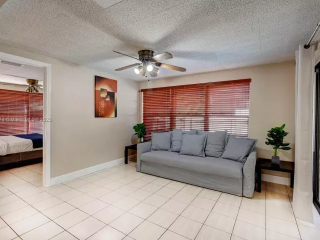 5-bedroom home for rent in Hollywood - 947 Washington St - MondialRealty