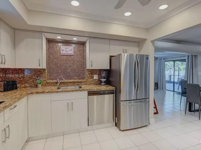 5-bedroom home for rent in Hollywood - 947 Washington St - MondialRealty