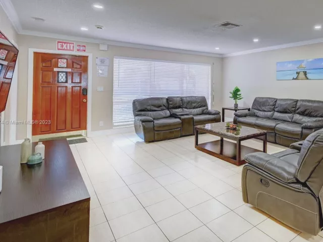 5-bedroom home for rent in Hollywood - 947 Washington St - MondialRealty