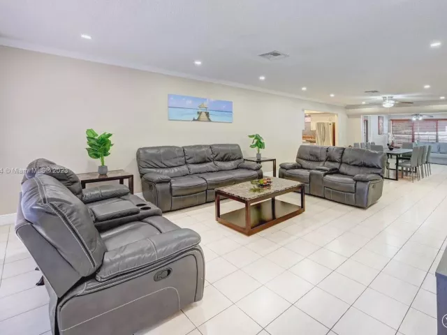 5-bedroom home for rent in Hollywood - 947 Washington St - MondialRealty