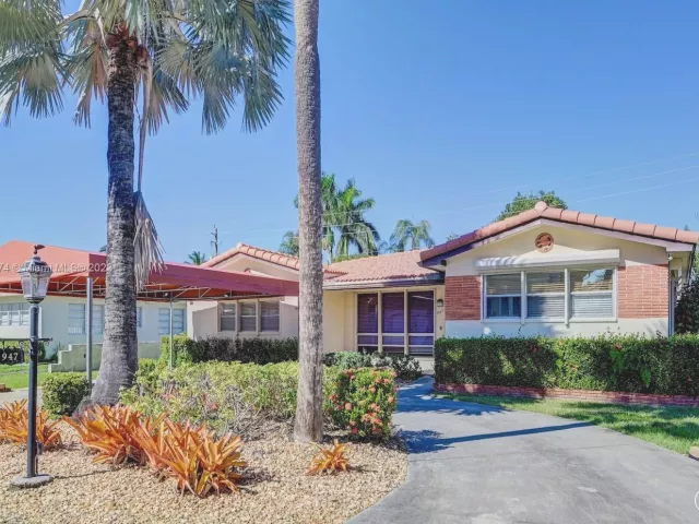 5-bedroom home for rent in Hollywood - 947 Washington St - MondialRealty