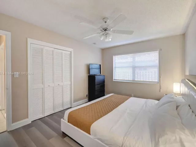 5-bedroom home for rent in Hollywood - 947 Washington St - MondialRealty