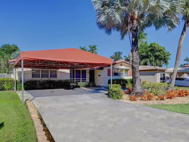 5-bedroom home for rent in Hollywood - 947 Washington St - MondialRealty