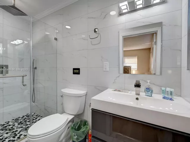 5-bedroom home for rent in Hollywood - 947 Washington St - MondialRealty