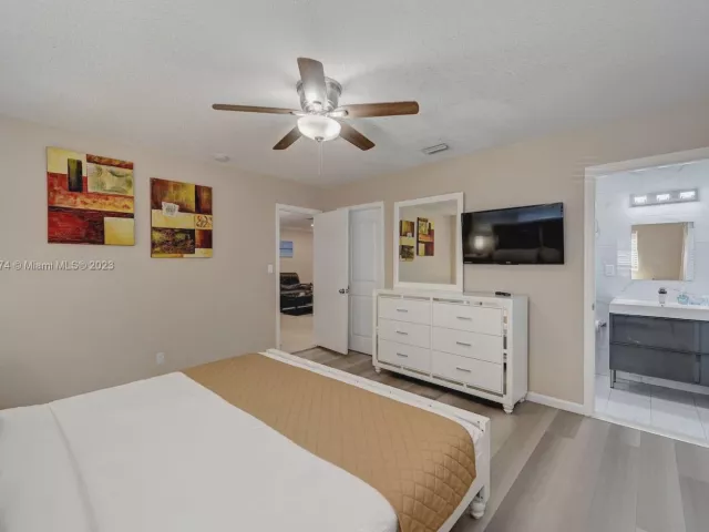 5-bedroom home for rent in Hollywood - 947 Washington St - MondialRealty