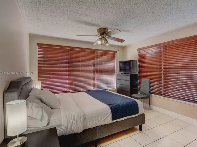 5-bedroom home for rent in Hollywood - 947 Washington St - MondialRealty