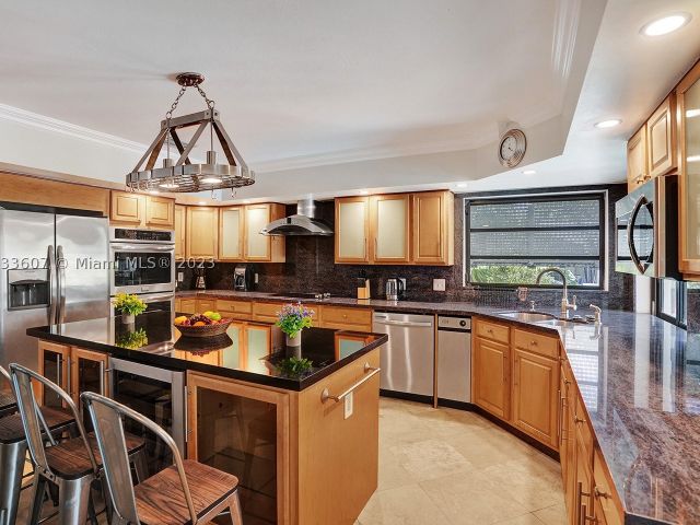 5-bedroom home for rent in Hollywood - 1049 N Southlake Dr - MondialRealty