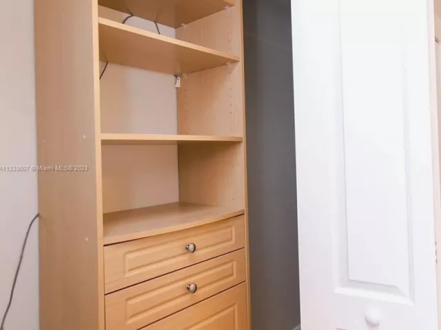 5-bedroom home for rent in Hollywood - 1049 N Southlake Dr - MondialRealty