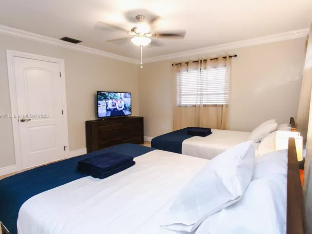 5-bedroom home for rent in Hollywood - 1049 N Southlake Dr - MondialRealty