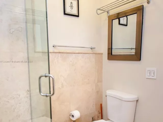 5-bedroom home for rent in Hollywood - 1049 N Southlake Dr - MondialRealty