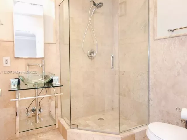 5-bedroom home for rent in Hollywood - 1049 N Southlake Dr - MondialRealty