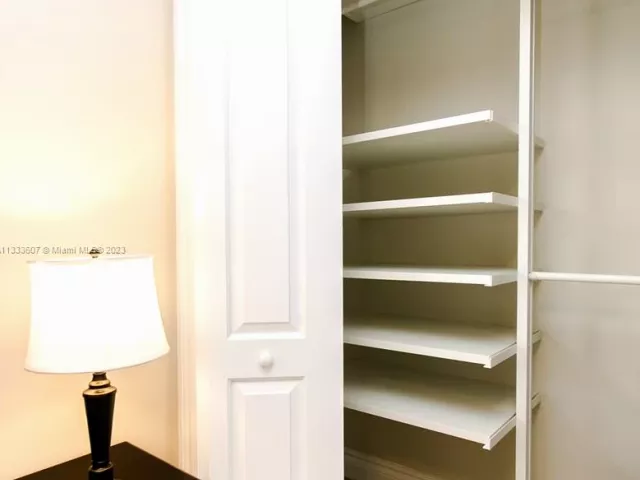 5-bedroom home for rent in Hollywood - 1049 N Southlake Dr - MondialRealty