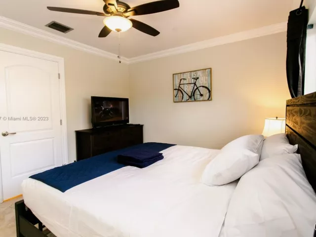 5-bedroom home for rent in Hollywood - 1049 N Southlake Dr - MondialRealty