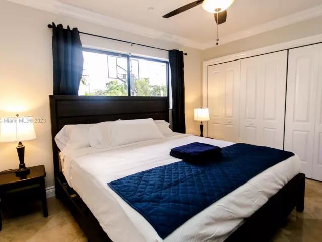 5-bedroom home for rent in Hollywood - 1049 N Southlake Dr - MondialRealty