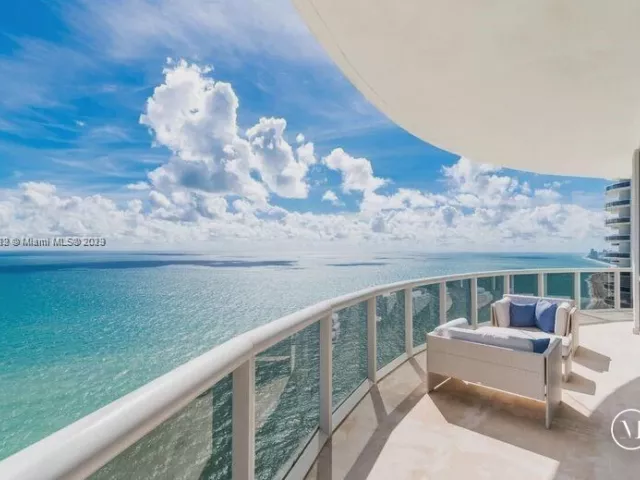 3-bedroom condo for rent in Sunny Isles Beach - 16001 Collins Ave 3201 - MondialRealty