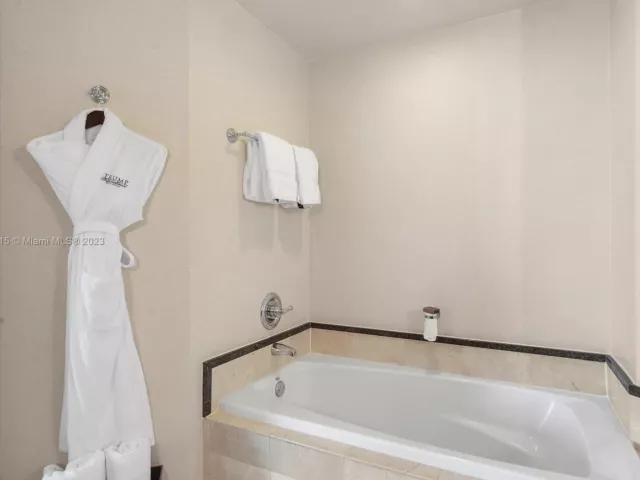 2-bedroom condo for sale in Sunny Isles Beach - 18001 Collins Ave 2109 - MondialRealty