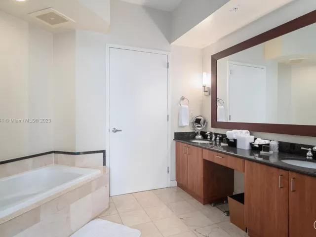 2-bedroom condo for sale in Sunny Isles Beach - 18001 Collins Ave 2009 - MondialRealty