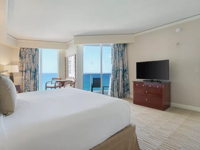 2-bedroom condo for sale in Sunny Isles Beach - 18001 Collins Ave 2009 - MondialRealty