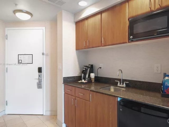 2-bedroom condo for sale in Sunny Isles Beach - 18001 Collins Ave 2009 - MondialRealty