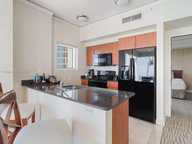 2-bedroom condo for sale in Sunny Isles Beach - 18001 Collins Ave 2009 - MondialRealty