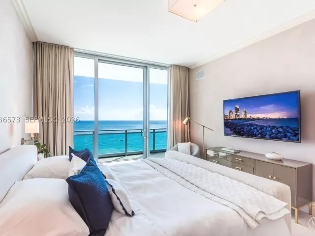 2-bedroom condo for rent in Bal Harbour - 10295 Collins Ave 1202 - MondialRealty