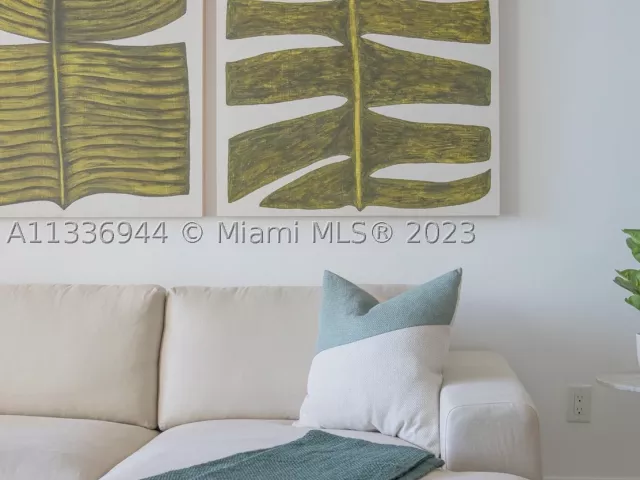 1-bedroom condo for rent in Miami - 1300 Brickell Bay Dr 1608 - MondialRealty