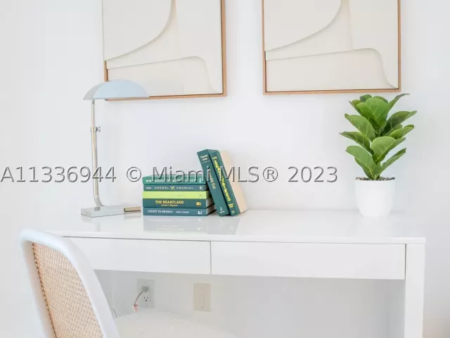1-bedroom condo for rent in Miami - 1300 Brickell Bay Dr 1608 - MondialRealty