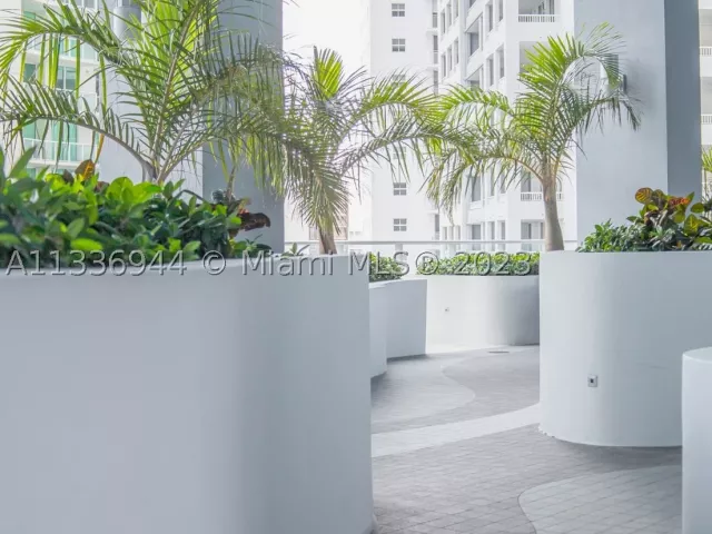 1-bedroom condo for rent in Miami - 1300 Brickell Bay Dr 1608 - MondialRealty