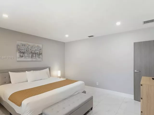 5-bedroom home for rent in Hollywood - 1218 Hollywood Blvd - MondialRealty