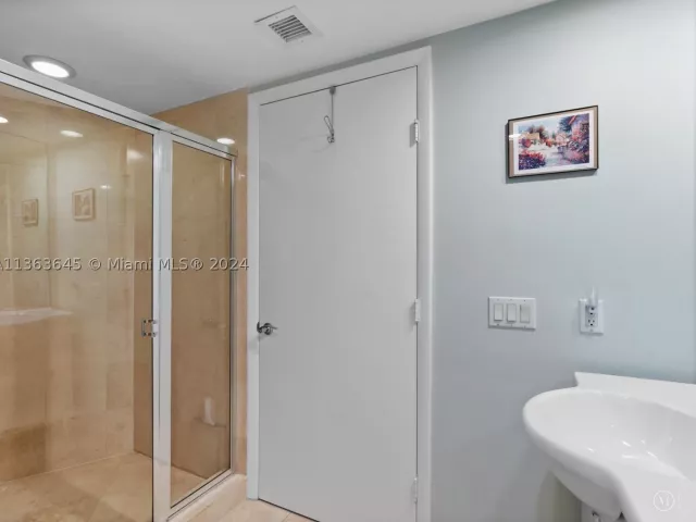 2-bedroom condo for rent in Hallandale Beach - 1830 S Ocean Dr 1806 short term - MondialRealty