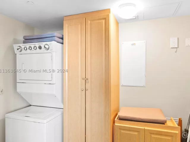 2-bedroom condo for rent in Hallandale Beach - 1830 S Ocean Dr 1806 short term - MondialRealty