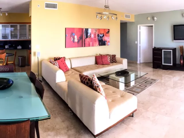 2-bedroom condo for rent in Miami Beach - 6365 COLLINS AV 3407 - MondialRealty