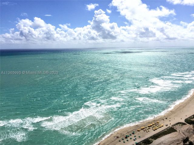 2-bedroom condo for rent in Miami Beach - 6365 COLLINS AV 3407 - MondialRealty