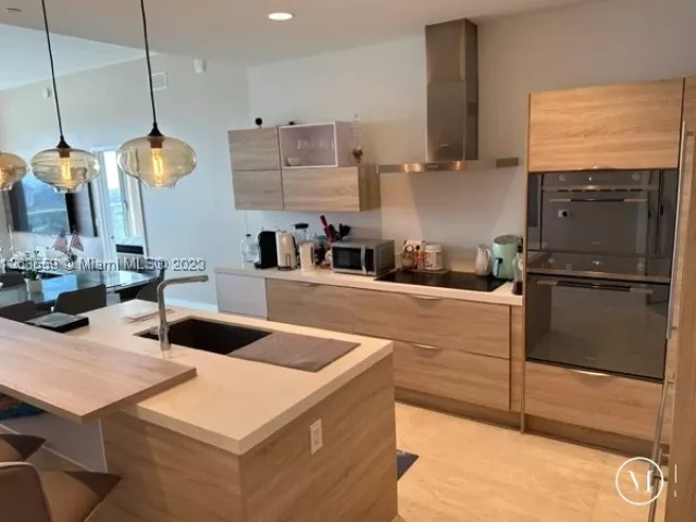 3-bedroom condo for rent in North Miami Beach - 16385 Biscayne Blvd 7 - MondialRealty