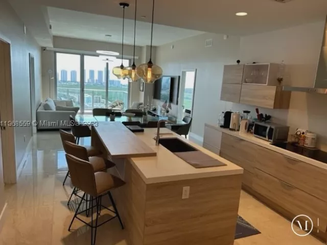 3-bedroom condo for rent in North Miami Beach - 16385 Biscayne Blvd 7 - MondialRealty