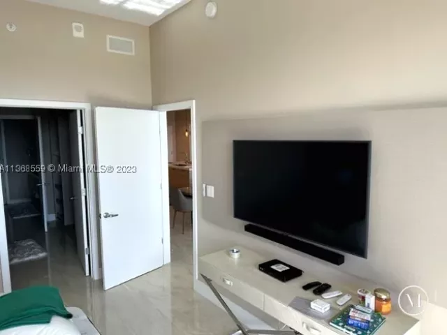 3-bedroom condo for rent in North Miami Beach - 16385 Biscayne Blvd 7 - MondialRealty