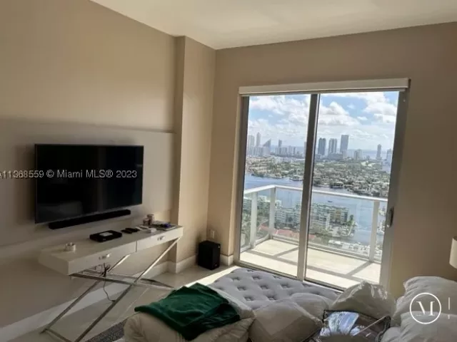 3-bedroom condo for rent in North Miami Beach - 16385 Biscayne Blvd 7 - MondialRealty