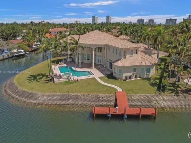 7-bedroom home for sale in Hollywood - 1130 Harbor Ct - MondialRealty